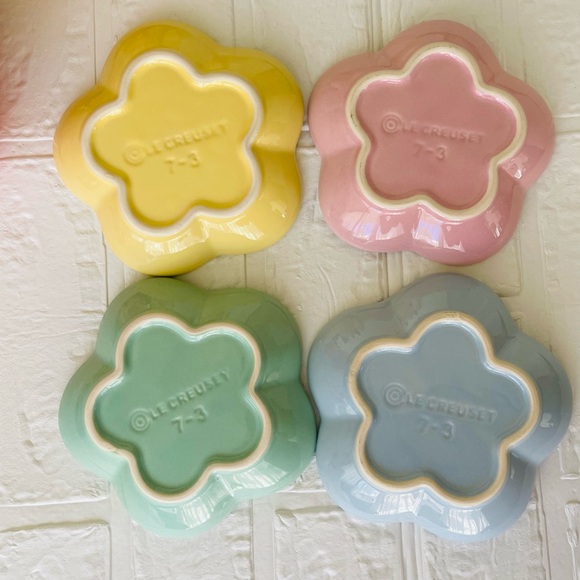 Le Creuset Small flower Plates Bundle Set of 4 - Picture 3 of 9